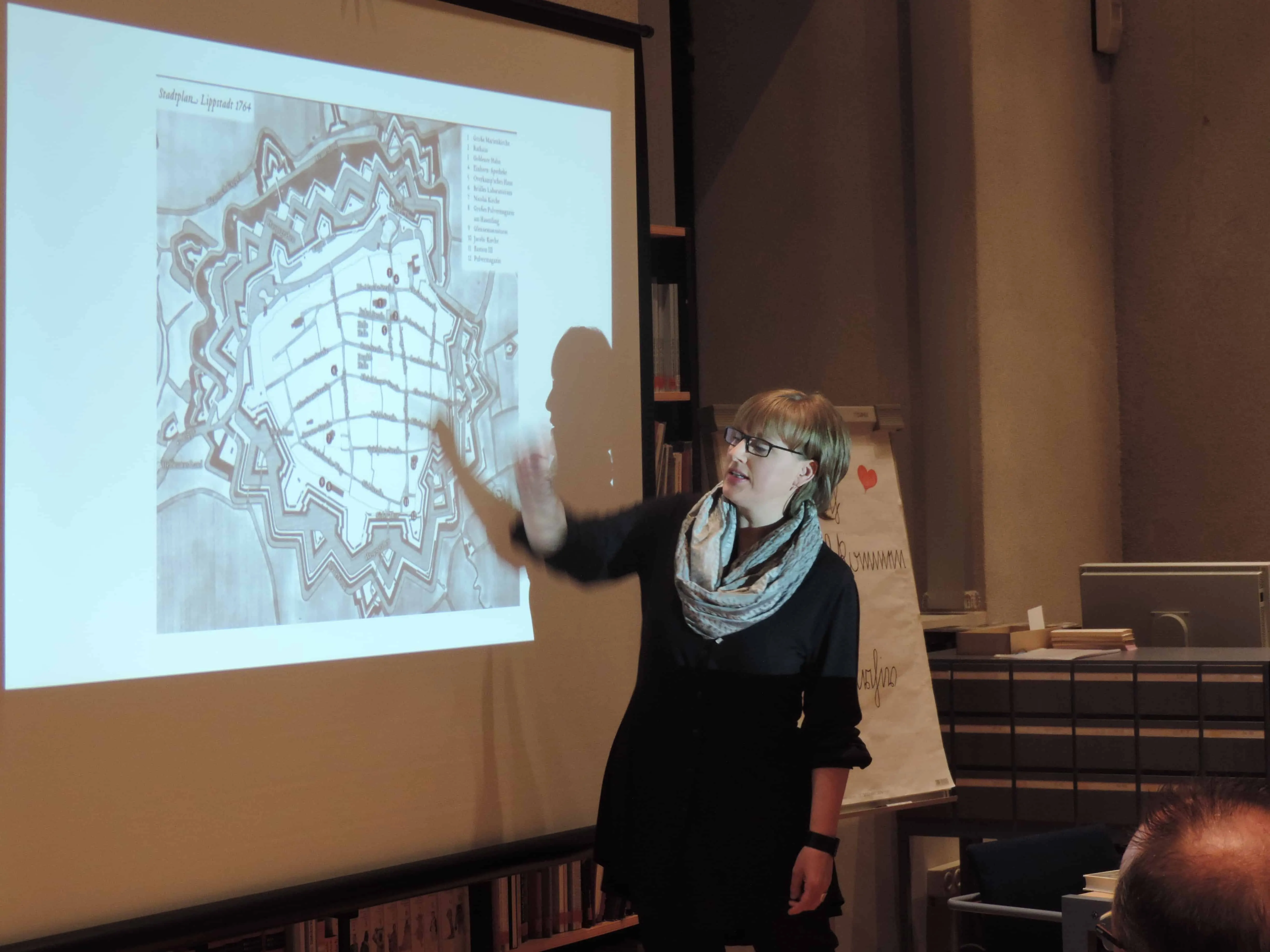 Rita Maria Fust zeigte während ihrer Lesung im Stadtarchiv auch immer wieder historische Dokumente. Fotos: Hense-Ferch