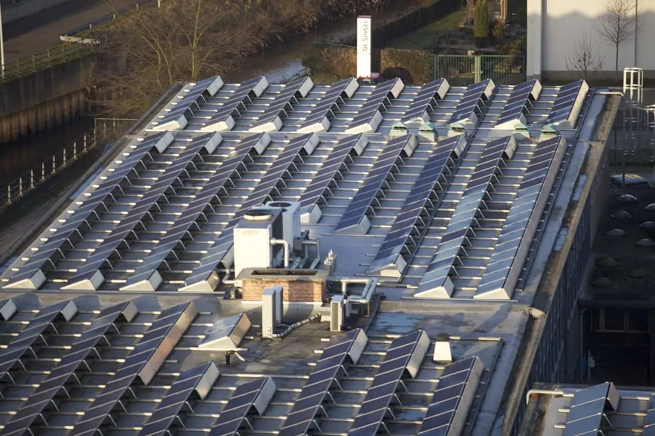 Ein Schritt zu mehr Energieeffizienz: Solar-Panels finden sich mittlerweile auf vielen Firmendächern. Foto: Pixabay